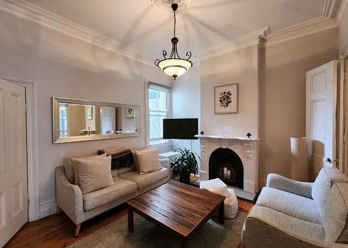 Discover Paddington - Charming 2-Bed House